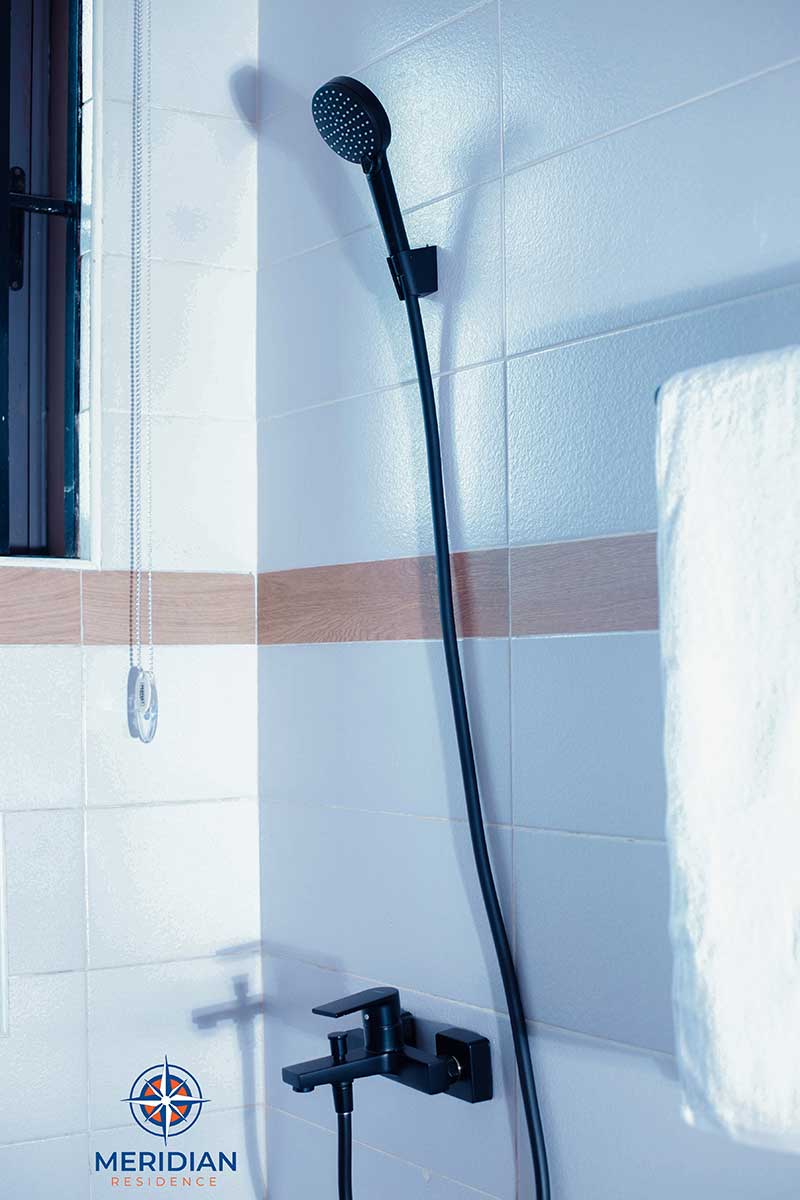 Shower in the Standard Room at Meridian Residence, Tema