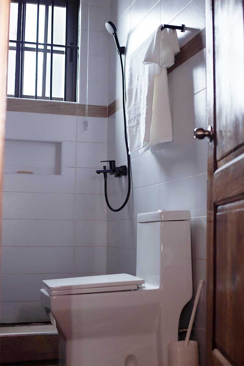 Ensuite bathroom at Meridian Residence, Tema